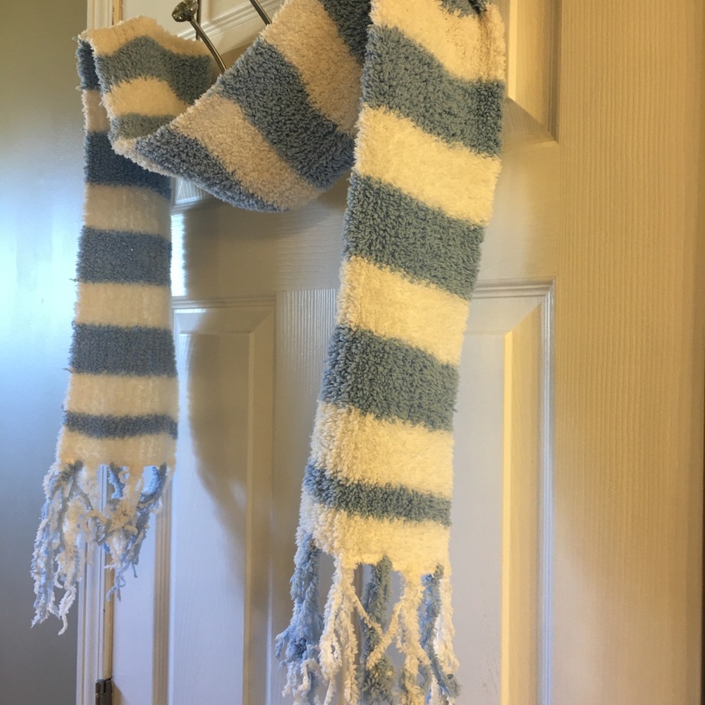 Super soft and comfy blue and white scarf